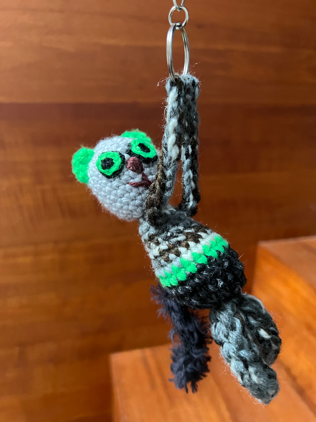 Breloczek szydełkowy kot Neonek - ręcznie robiony handmade z włóczki, unikatowe rękodzieło