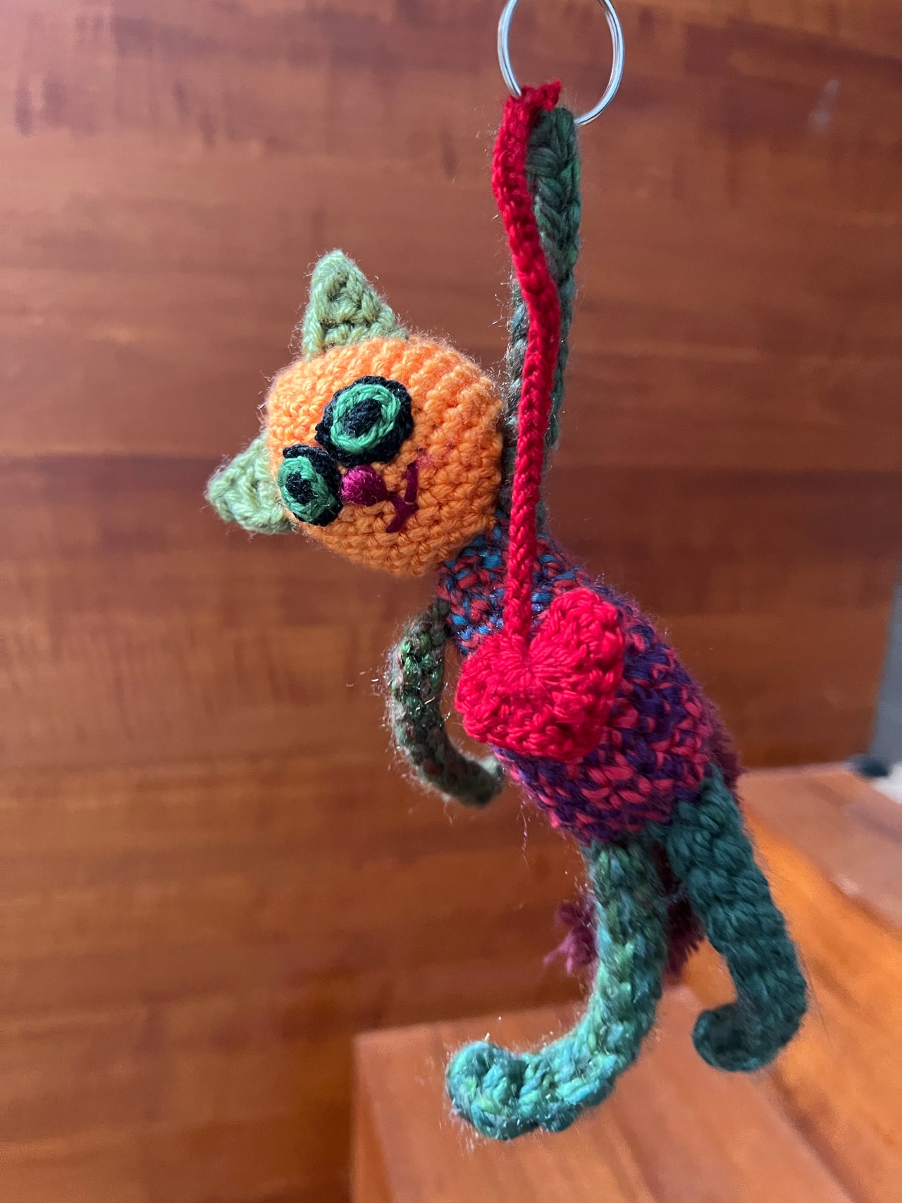 Breloczek szydełkowy kot Iskierek - ręcznie robiony handmade z włóczki, unikatowe rękodzieło