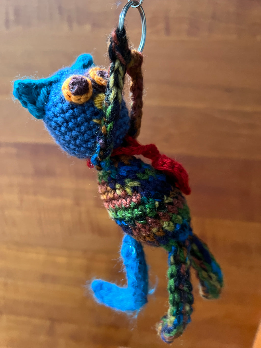 Breloczek szydełkowy kot Błękitek - ręcznie robiony handmade z włóczki, unikatowe rękodzieło