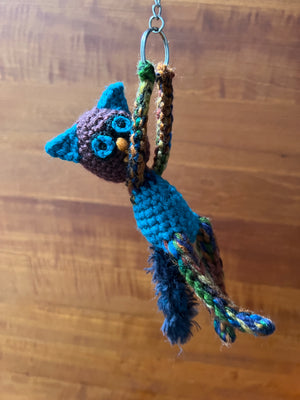 Breloczek szydełkowy kot Szafirek - ręcznie robiony handmade z włóczki, unikatowe rękodzieło
