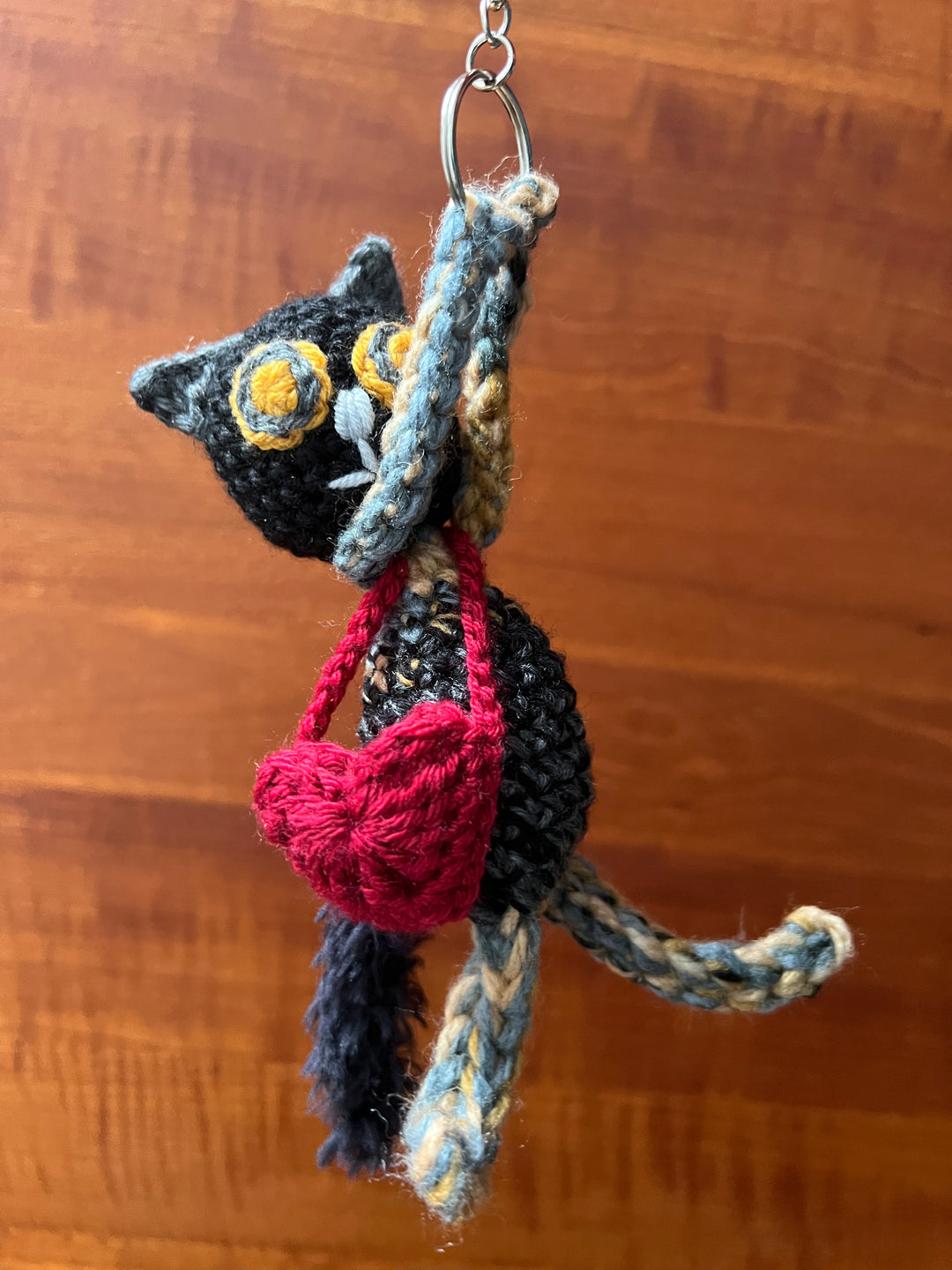 Breloczek szydełkowy kot Nocek - ręcznie robiony handmade z włóczki, unikatowe rękodzieło