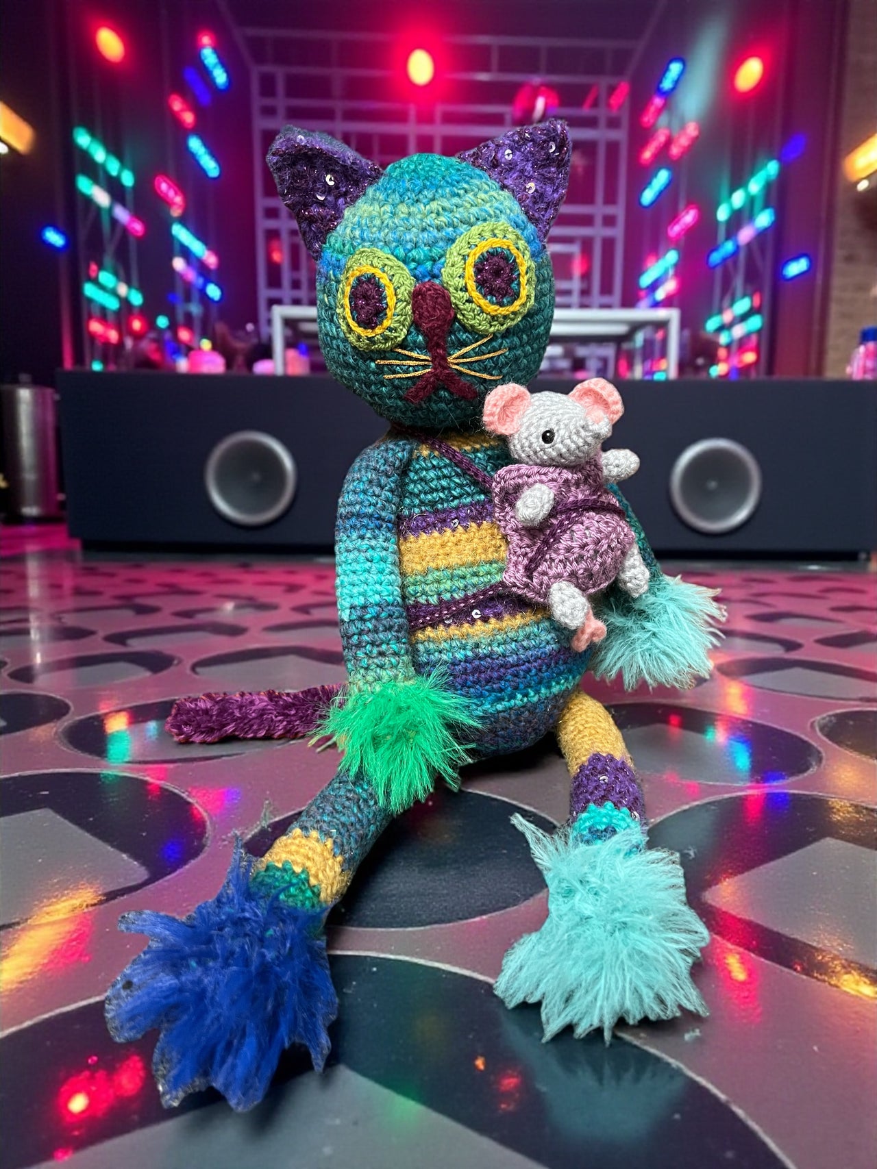 Szydełkowy kot Cekinek - ręcznie robiony handmade z włóczki, unikatowe rękodzieło z cekinami i myszką